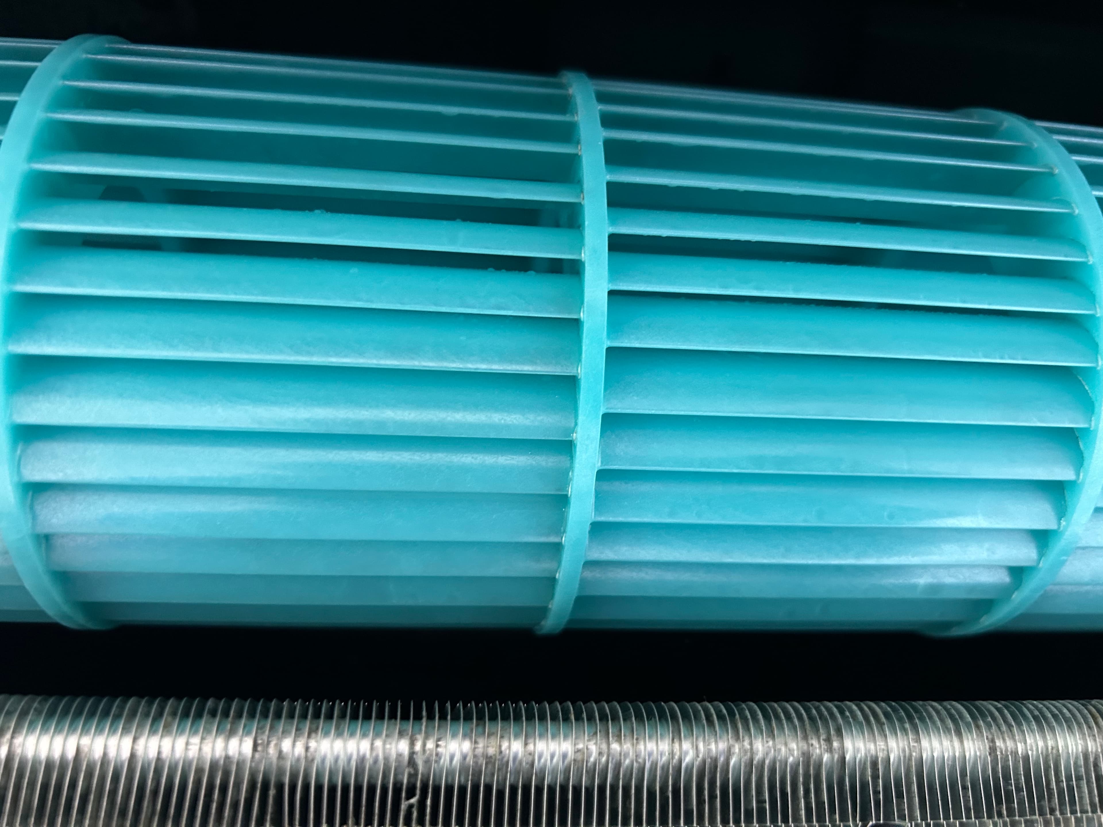 먼지 가득한 필터 제거 및 세척