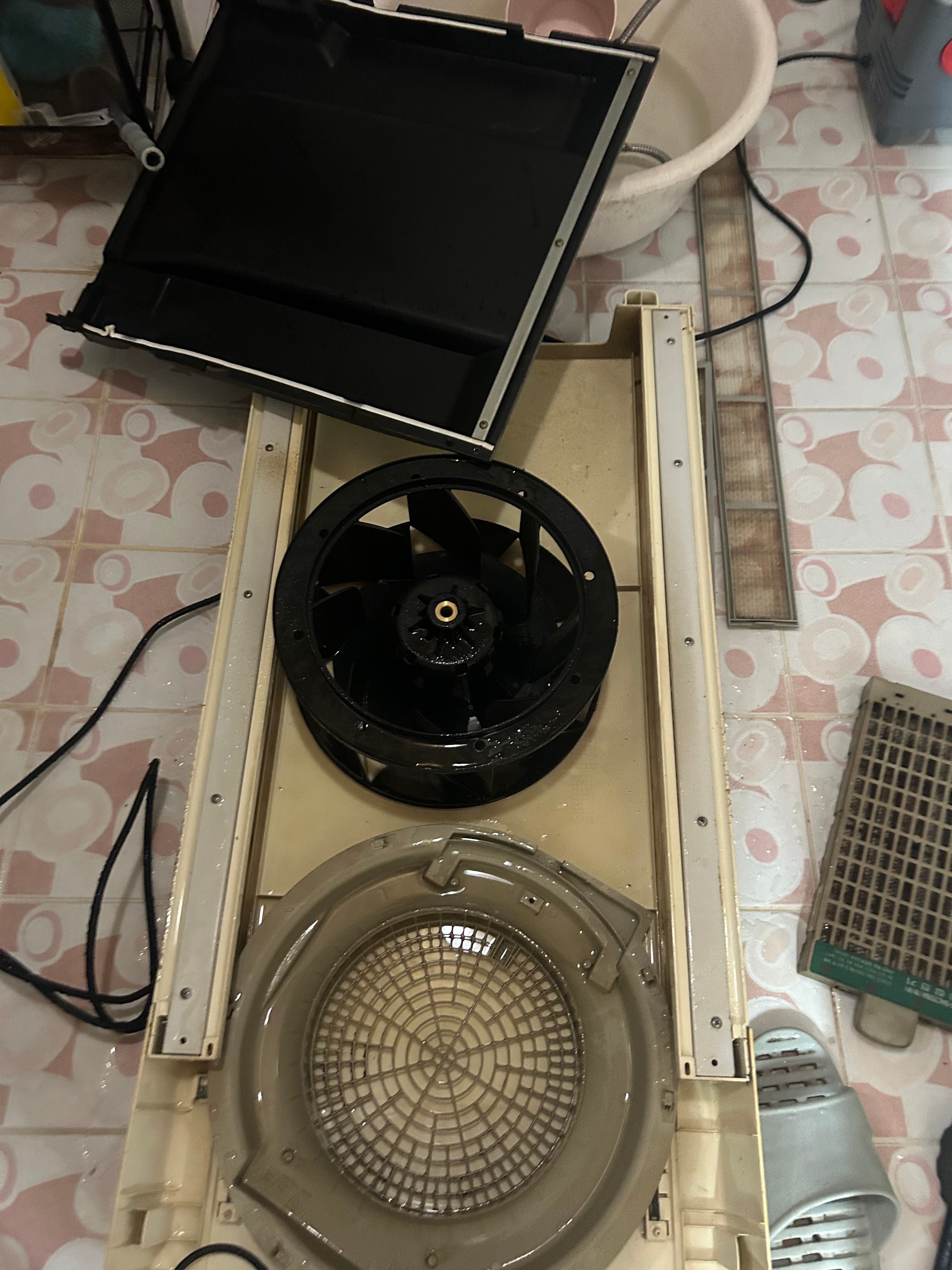 모든 부품을 꼼꼼하게 분해